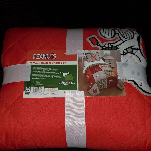COPY - Jay Franco & Sons Bedding Peanuts twin Size Quilt & Shame Set - Picture 2 of 3